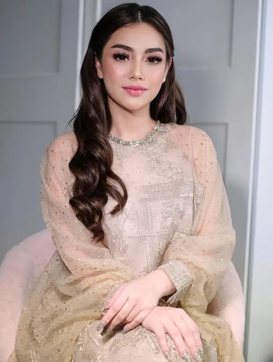 Tunik atau gamis brokat yang dihiasi detail beads beri kesan elegan pada tampilan. [Foto: IG/celine_evangelista].