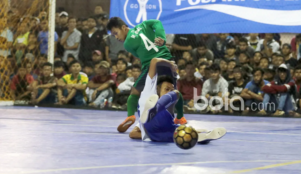 Pemain Timnas Futsal Indonesia, M. Iqbal gagal melewati hadangan pemain IPC Pelindo pada laga Uji Coba jelang AFF Futsal Championshi 2016 di Tifosi Sport Center, Jakarta Timur, (15/12017). Timnas menang 8-5. (Bola.com/Nicklas Hanoatubun)