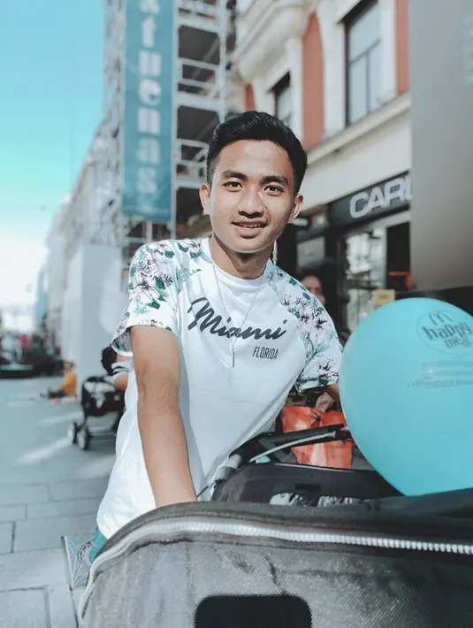 Hambali pernah dua bulan menimba ilmu di Kroasia. Saat itu ia trail di klub NK Lokomotiva Zagreb. Selama di Kroasia, Hambali kerap membagikan potretnya saat sedang jalan-jalan di jalanan Kroasia. Gaya santainya ini menyita perhatian publik. (Liputan6.com/IG/@8hambali)