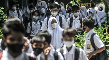 Suasana murid saat jam pulang sekolah usai kegiatan Pembelajaran Tatap Muka (PTM) 100 Persen di SMP Negeri 9 Depok, Cipayung, Senin (24/1/2022). Pemerintah Kota Depok hari ini mulai menggelar PTM 100 persen secara serentak untuk tingkat TK, SD, dan SMP. (merdeka.com/Iqbal S Nugroho)