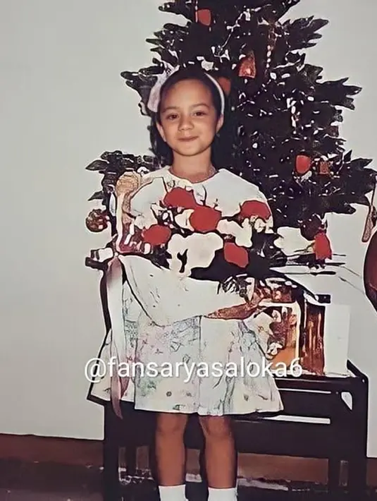 Pesinetron asal Semarang ini memiliki senyum yang manis dan menggemaskan. Ia sudah percaya diri di depan kamera sehingga foto masa kecilnya ini menunjukkan potret Putri Anne yang pede tersenyum manis. Foto Putri Anne pun banjir pujian. (Liputan6.com/IG/fansaryasaloka6)