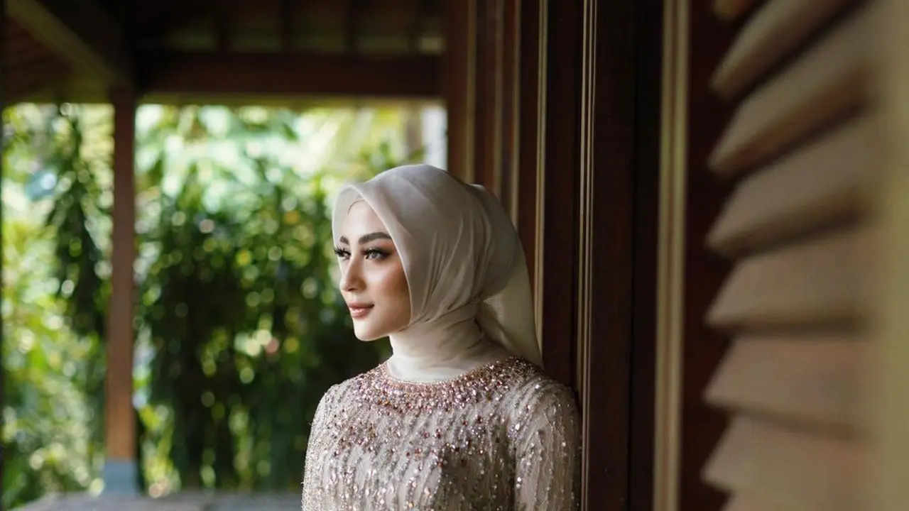 6 Potret Anggun Margin Wieheerm Kenakan Kebaya Full Payet saat Wisuda, Resmi Jadi Sarjana Hukum