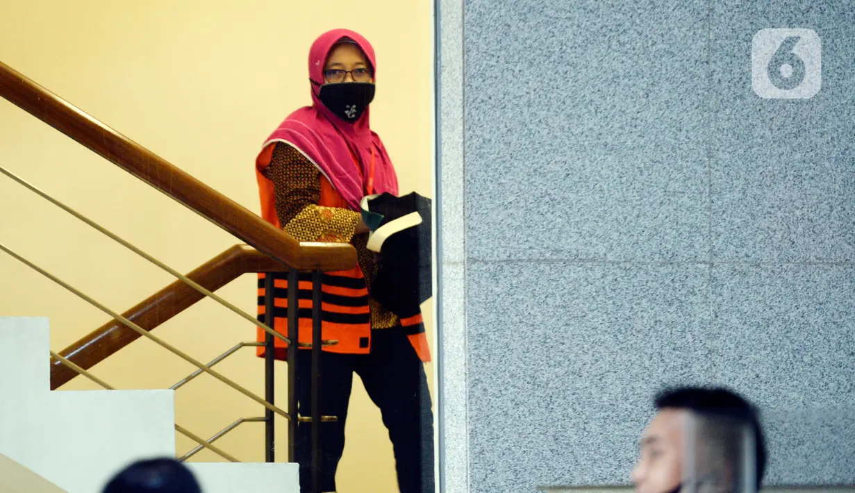 Kepala Dinas Pekerjaan Umum, Bina Marga, dan Sumber Daya Air nonaktif, Sunarti Setyaningsih akan menjalani pemeriksaan di Gedung KPK, Jakarta, Senin (4/5/2020). Sunarti diperiksa terkait dugaan menerima suap proyek infrastruktur di Dinas PUPR Kabupaten Sidoarjo. (merdeka.com/Dwi Narwoko)