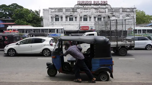 FOTO: Krisis Ekonomi, Warga Sri Lanka Antre Dapatkan Bahan Bakar