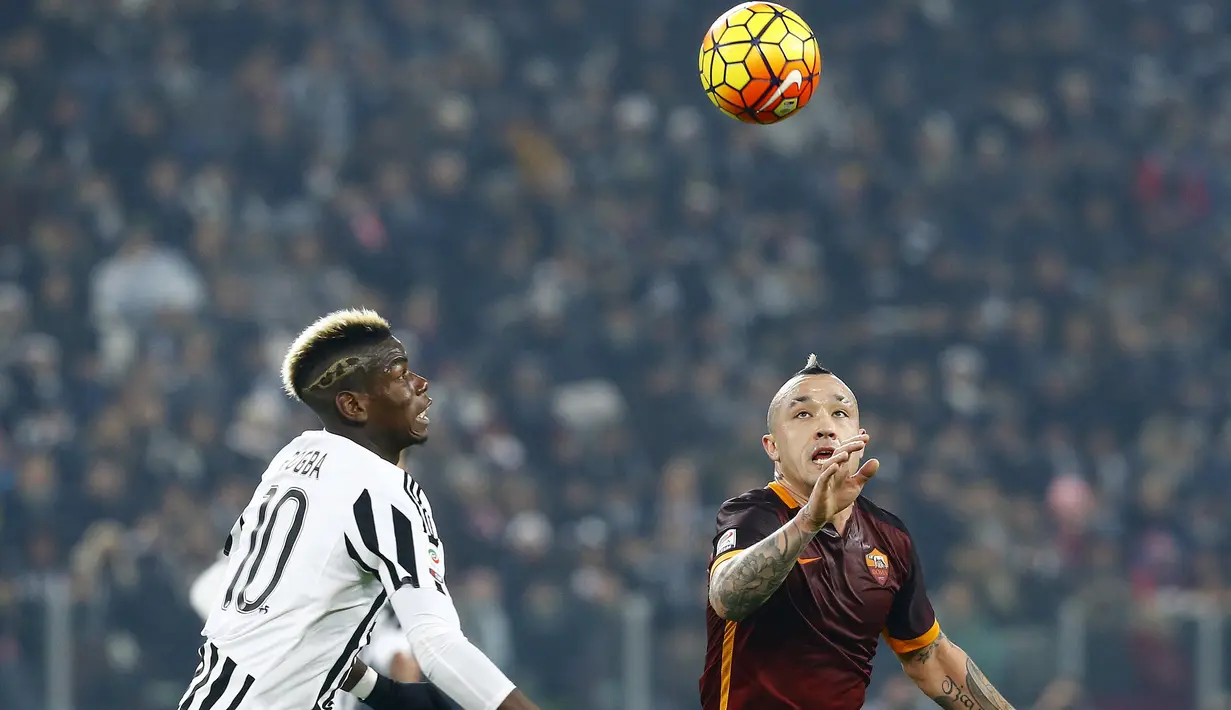 Gelandang AS Roma, Radja Nainggolan (kanan) berebut bola dengan gelandang Juventus, Paul Pogba pada lanjutan liga serie A Italia di Juventus Stadium, Turin (24/1/2016). Juventus menang dengan skor 1-0. (REUTERS/Stefano Rellandini)