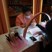 Ibu dan anak bisa lakukan mani pedi hingga lash lift bersama di salon kecantikan