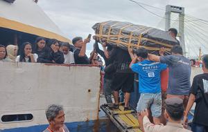 Pelepasan jenazah mahasiswi Manado dari Pelabuhan Manado menuju Pelabuhan Siau pada, Jumat (2/1/2026). (Foto: Yoseph Ikanubun/Liputan6.com)