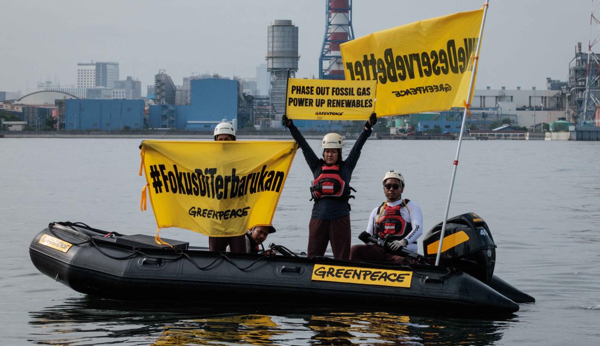 Aksi yang dilakukan di kawasan perairan, di depan fasilitas pembangkit listrik tersebut bertujuan untuk mendesak pemerintah menghindari apa yang disebut "jebakan transisi gas fosil". Tampak dalam foto, aktivis Greenpeace Indonesia melakukan aksi di kawasan perairan depan Pembangkit Listrik Tenaga Gas Uap (PLTGU) Muara Karang, Jakarta pada Selasa 18 November 2025. (YASUYOSHI CHIBA/AFP)