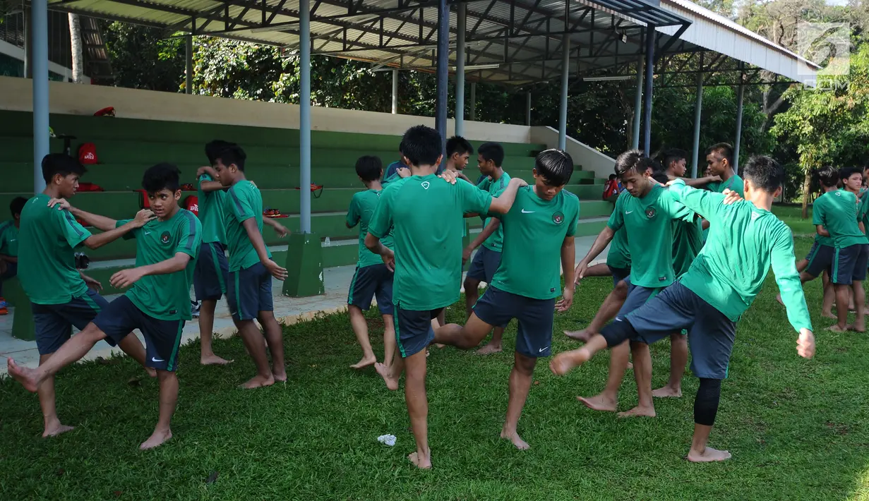 Pemain Timnas Indonesia U-16 melakukan pendinginan usai latihan di Lapangan Atang Sutresna, Cijantung, Jakarta, Senin (3/7). Latihan ini merupakan persiapan jelang berlaga di Piala AFF U-16 Thailand, 9-22 Juli mendatang. (Liputan6.com/Helmi Fithriansyah)
