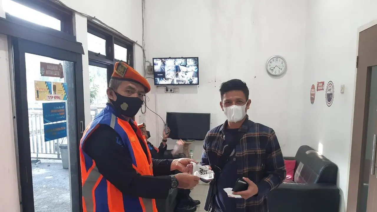 PT KAI Daop 8 Surabaya meluncurkan layanan Lost and Found yang memberikan kemudahan pelanggan kehilangan barang. (Dian Kurniawan/Liputan6.com)