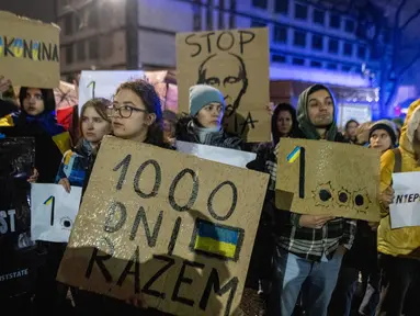 Masyarakat diaspora Ukraina dan para pendukungnya mengambil bagian dalam unjuk rasa di depan Kedutaan Besar Rusia di Warsawa, Polandia, pada 19 November 2024. (Wojtek RADWANSKI/AFP)