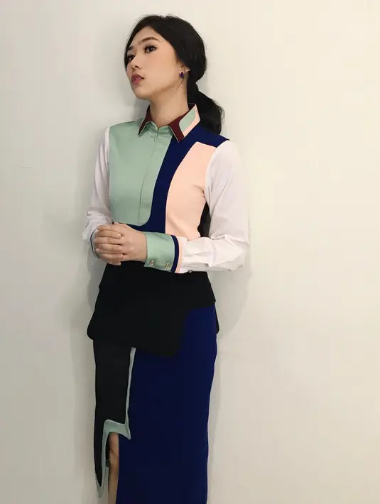 Kalau yang satu ini, penampilannya cukup sederhana dengan kombinasi warna pastel di dress patternya ini. Tatanan rambutnya pun juga terlihat begitu simple dan sangat cocok dengan karakter Isyana. (Instagram/isyanasarasvati)