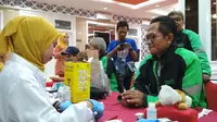 Para sopir ojol tengah ikut kegiatan pemeriksaan kesehatan gratis di laboratorium di Cirebon. Foto (Liputan6.com / Panji Prayitno)