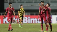 Penyerang Timnas Indonesia U-17, Arkhan Kakak tidak dapat menutupi rasa kekecewaannya saat Timnas Indonesia U-17 dikalahkan Malaysia 1-5 dalam pertandingan Grup B Kualifikasi Piala Asia U-17 2023 di Stadion Pakansari, Minggu (9/10/2022). (Bola.com/Ikhwan Yanuar)