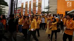 Kader Partai Hanura versi Sariffudin Sudding melakukan Long March menuju kediaman Dewan Pembina Partai Hanura Wiranto di Cipayung, Jakarta, Kamis (18/1). Mereka gagal bertemu Wiranto dikarenakan sedang tidak ada dirumah. (Liputan6.com/JohanTallo)