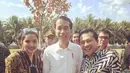 Anang Hermansyah dan Ashanty terlihat begitu bahagia saat berpose dengan Presiden Jokowi. (Foto: instagram.com/ashanty_ash)