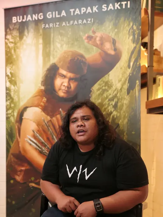"Jadi ada satu scene yang dia harus perankan waktu di casting. Dan saat screening test-nya itu, dia benar-benar bisa deliever dengan baik sekali gitu," lanjutnya menceritakan pencarian tokoh Bujang Gila diperankan Fariz Alfarazi.(Adrian Putra/Bintang.com)