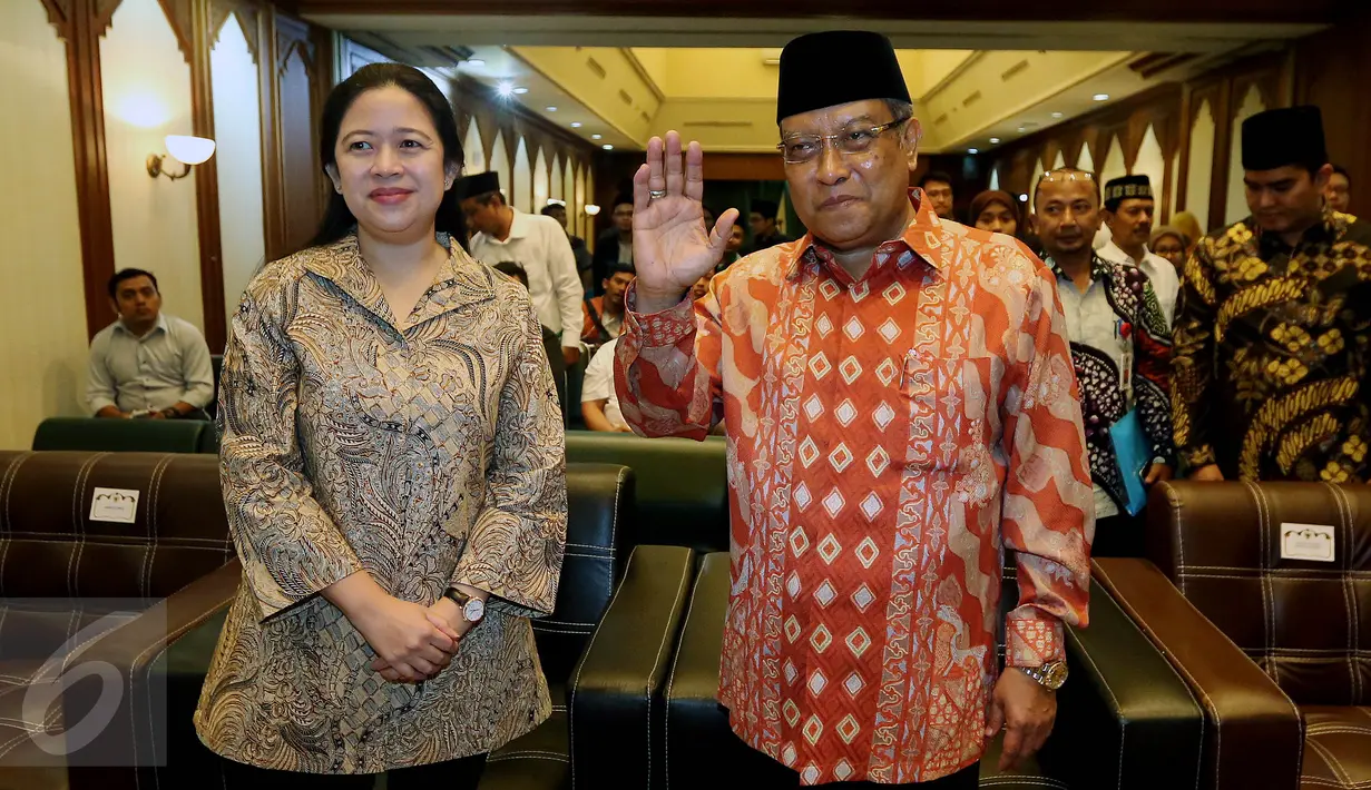 Menteri koordinator Pembangunan Manusia dan Kebudayaan Puan Maharani bersama Ketua umum PBNU Said Aqil Siradj menghadiri acara penandatanganan MOU antara Menko PMK dan PBNU di Gedung PBNU, Jakarta, Rabu (3/5). (Liputan6.com/ Johan Tallo)