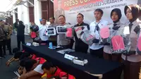 Pelaku pengeroyokan di Surabaya di gelandang ke Mapolres Surabaya. (Dian Kurniawan/Liputan6.com)