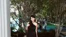 Melihat pesona Mici dalam balutan gaun hitam tanpa lengan. Gaun ini memiliki tali spageti yang melingkari lehernya dan high slit yang memperlihatkan kaki jenjangnya. [Foto: Instagram/parramitha]