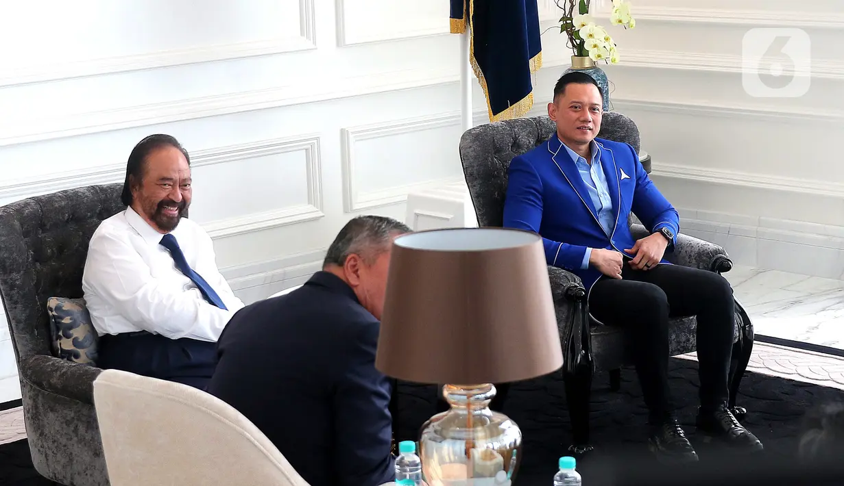 Ketua Umum Partai Nasdem Surya Paloh (kiri) menggelar pertemuan dengan Ketua Umum Partai Demokrat Agus Harimurti Yudhoyono atau AHY (kanan) di Kantor DPP Nasdem, Jakarta, Kamis (23/6/2022). Pertemuan keduanya untuk melakukan komunikasi dalam rangka penjajakan koalisi menjelang Pemilu 2024. (Liputan6.com/Angga Yuniar)