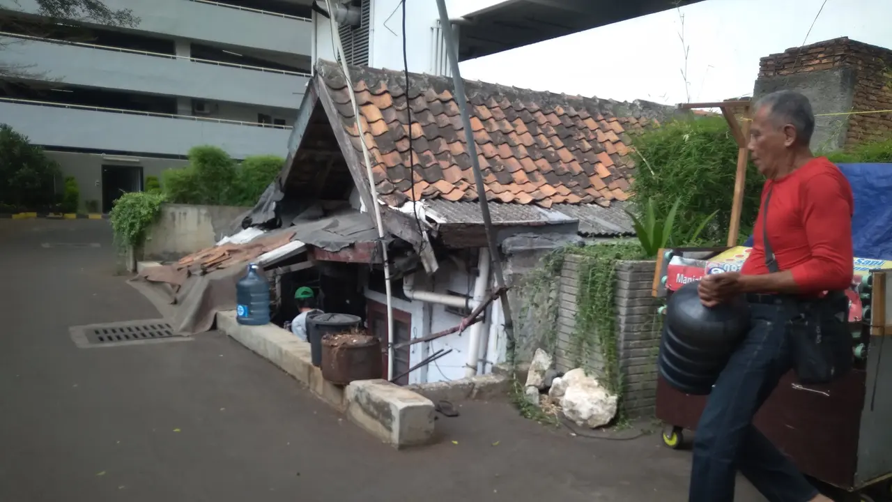 Ditawar 2,5 Miliar, Pemilik Rumah Usang di Halaman Apartemen Thamrin Tak Mau Pindah