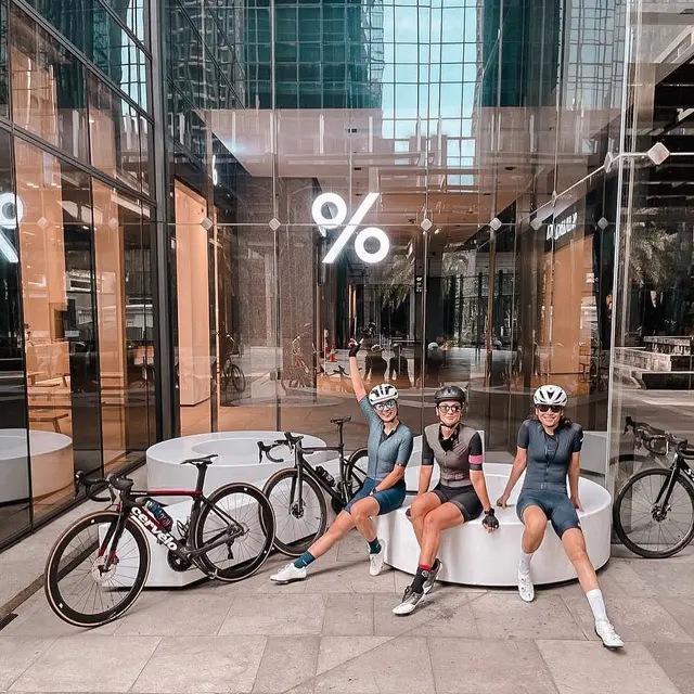 Model Kacamata Gelap Luna Maya (Foto: Instagram @lunamaya)