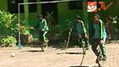 Banyak cara dilakukan masyarakat Indonesia menyambut Piala Dunia 2010 di Afsel. Siswa SD Ngadirgo 01, Mijen, Semarang, Jateng, menggelar pertandingan sepakbola dengan cara unik yaitu menggunakan sepeda roda satu.