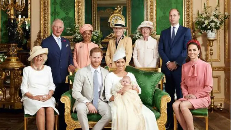 Pangeran Harry dan Meghan Markle berfoto bersama Archie dan keluarga dalam upacara pembaptisan (AFP/Chris Allerton)