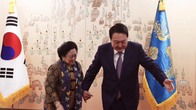 Presiden Korea Selatan Yoon Suk Seol melakukan pertemuan dengan Presiden RI Kelima, Megawati Soekarnoputri, di Istana Kepresidenan Korea di Kota Seoul, pada Rabu (11/5/2022) pagi waktu setempat.
