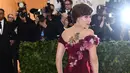 Aktris Scarlett Johansson menunjukkan tato di punggungnya saat menghadiri Met Gala 2018 di Metropolitan Museum of Art di New York (7/5). Tato yang dipamerkan Scarlett Johansson bergambar bunga mawar. (Photo by Evan Agostini/Invision/AP)