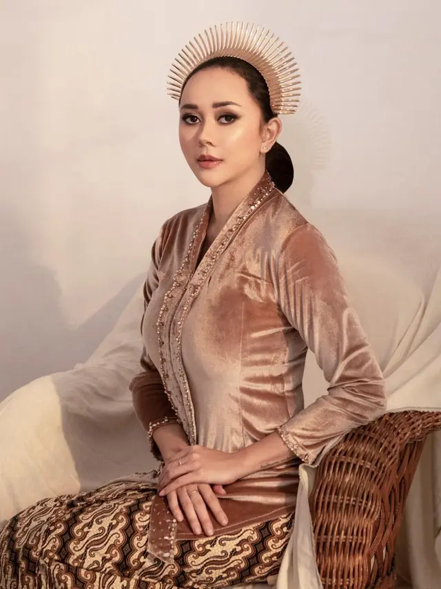 7 Pesona Aura Kasih saat Pakai Kebaya, Anggun Banget