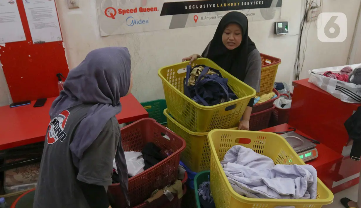 Permintaan layanan penatu pakaian atau laundry meningkat usai hari raya Idul Fitri 1445 Hijriah. (Liputan6.com/Herman Zakharia)
