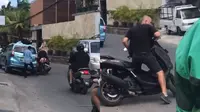 Bule naik motor (Instagram/@memomedsos)