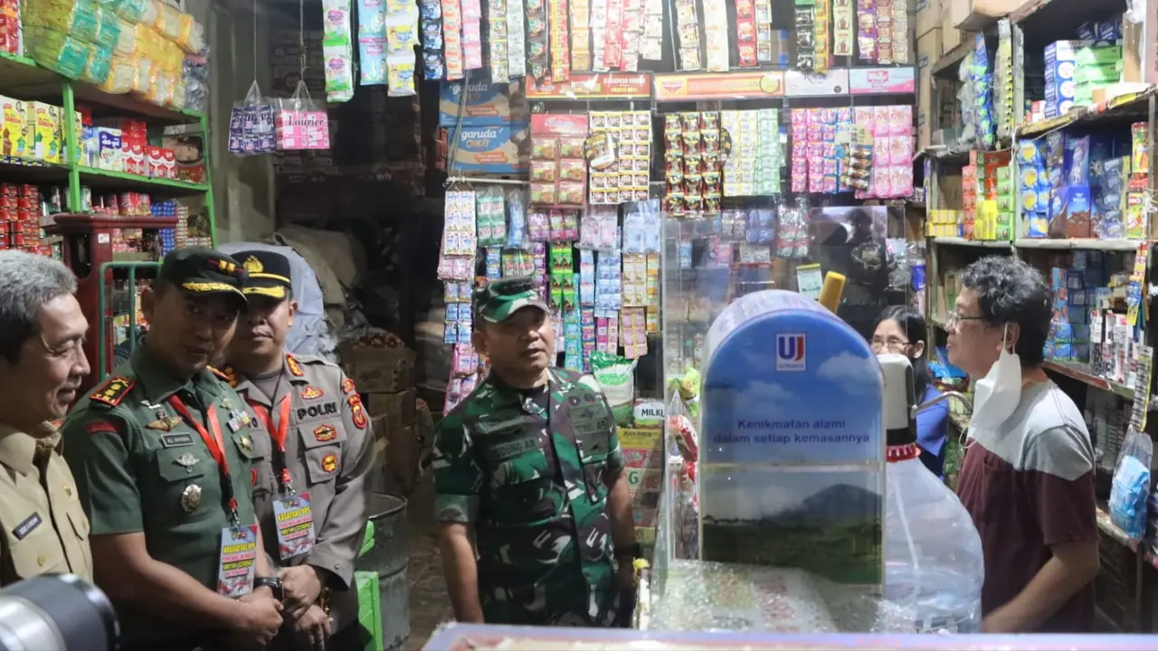 KSAD) Jenderal TNI Dudung Abdurachman saat sidak minyak goreng di Pasar Anyar Bogor, Senin (30/5/2022) sore
