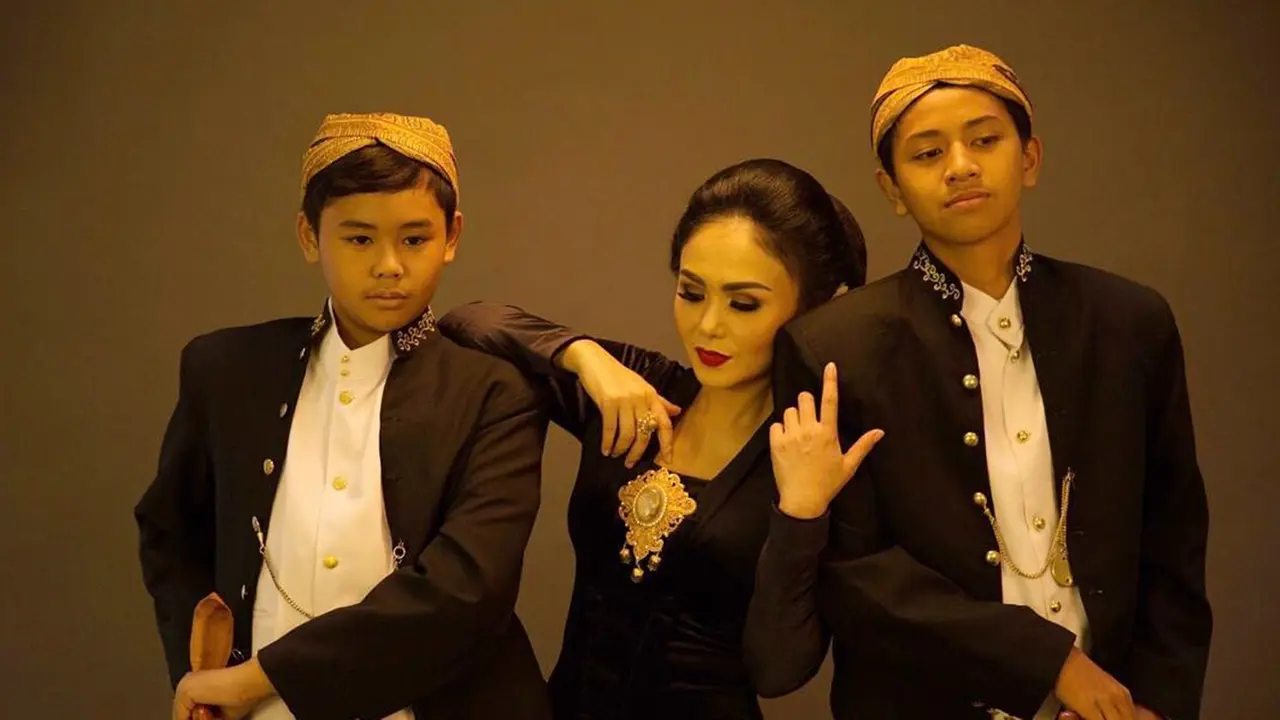Gaya Yuni Shara dalam Balutan Kebaya, Anggun dan Memesona
