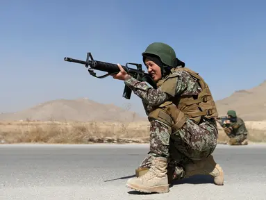 Prajurit wanita dari Tentara Nasional Afghanistan (ANA) memfokuskan bidikannya saat latihan menembak di Kabul Military Training Centre (KMTC) di Afghanistan, 26 Oktober 2016. Prajurit wanita ANA ini mayoritas berusia 19-25 tahun. (REUTERS/Mohammad Ismail)