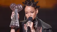 Rihanna membuktikan eksistensinya di dunia musik dalam ajang iHeartRadio Award. Tak tanggung-tanggung, Rihanna memborong empat piala.