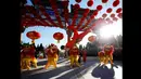 Seorang saat melakukan aksi barongsai saat pembukaan pameran kuil untuk  perayaan Tahun Baru Cina di Ditan Park,  Beijing (18/2/2015). Tahun Baru Imlek pada 19 Februari akan menyambut Tahun Domba . (REUTERS / Kim Kyung-Hoon)