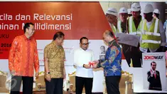Menteri Tenaga Kerja Hanif Dhakiri (kedua kanan) menerima buku dari editor penulis jelang seminar dan bedah buku Jokoway di Jakarta, Kamis (27/10). Seminar bertema Era Nawacita dan Relevansi Kepemimpinan Multidimensi. (Liputan6.com/Helmi Fithriansyah)