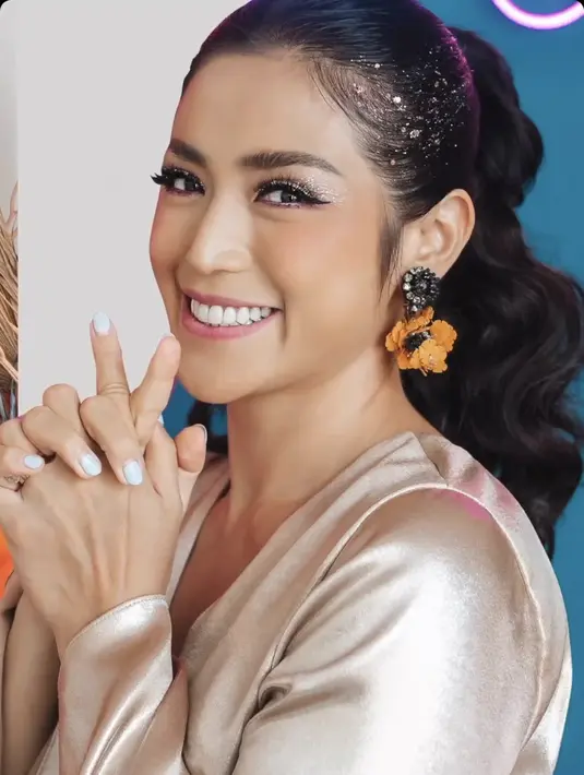 Potret yang diambil oleh @momentsbygin memerlihatkan gaya rambut Jessica ditata ponytail dengan sparkling di bagian depan oleh @ayuhairstylist. Dipadukak anting-anting menuntai orange hitamnya.