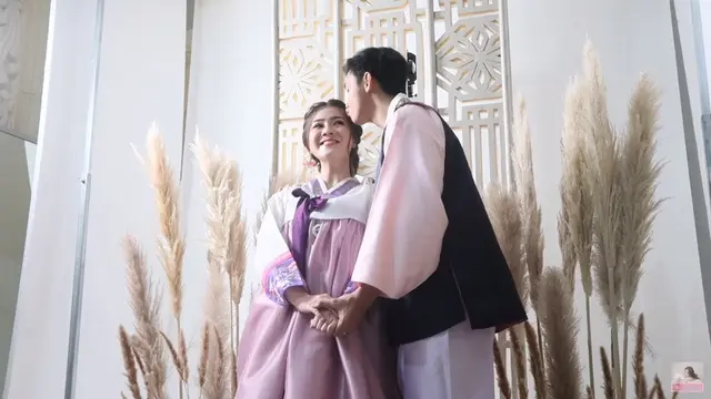 7 Pemotretan Caesar Hito dan Felicya Angelista Pakai Busana Korea