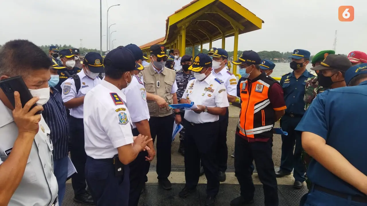 Direjen Perhubungan Darat Kementerian Perhubungan RI Budi Setyadi (Tengah) Meninjau Pelabuhan Jangkar Situbondo Terkiat Persiapan Uji Coba Pelayaran Jarak Jauh menuju Indonesia Timur (Hermawan Arifianto/Liputan6.com)