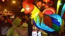 Warga berkunjung ke kawasan Pasar Gedhe Surakarta untuk merayakan  tradisi Grebeg Soediro, Sabtu (28/01). Grebeg Soediro adalah  tradisi  tahunan alkuturasi  budaya  Jawa dan  Cina. (Liputan6.com/Gholib)  