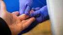 Petugas kesehatan mengambil sampel darah di pusat pengujian antibodi COVID-19 Departemen Kesehatan Negara Bagian New York di Steve's 9th Street Market di Brooklyn, New York, AS (25/4/2020).  (Xinhua/Michael Nagle)