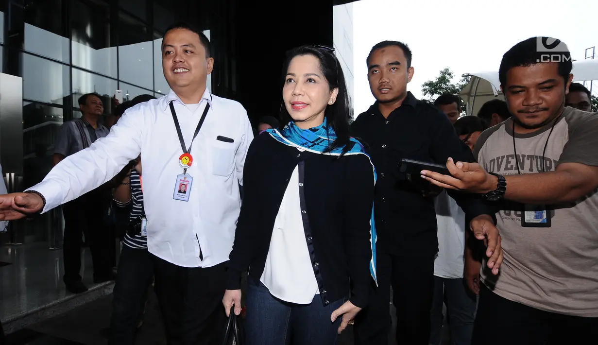 Penyanyi Istiningdiah Sugianto atau Iis Sugianto (kedua kiri) berjalan meninggalkan Gedung KPK, Jakarta, Senin (15/1). Iis diperiksa diperiksa sebagai saksi untuk tersangka mantan Dirut Garuda Indonesia, Emirsyah Satar. (Liputan6.com/Helmi Fithriansyah)