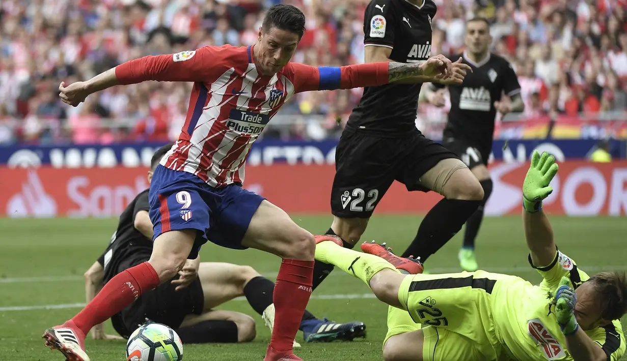 Striker Atletico Madrid, Fernando Torres, berusaha membobol gawang Eibar pada laga La Liga Spanyol di Stadion Wanda Metropolitano, Madrid, Minggu (20/3/2018). Laga ini merupakan yang terakhir bagi Torres bersama Atletico. (AFP/Gabriel Bouys)