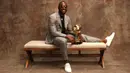 Pebasket Charlotte Hornets, Kemba Walker, meraih penghargaan Sportsmanship Award pada NBA Awards 2017 di Basketball City, New York, Senin (26/6/2017). (NBAE via Getty Images/Michael J LeBrecht II)