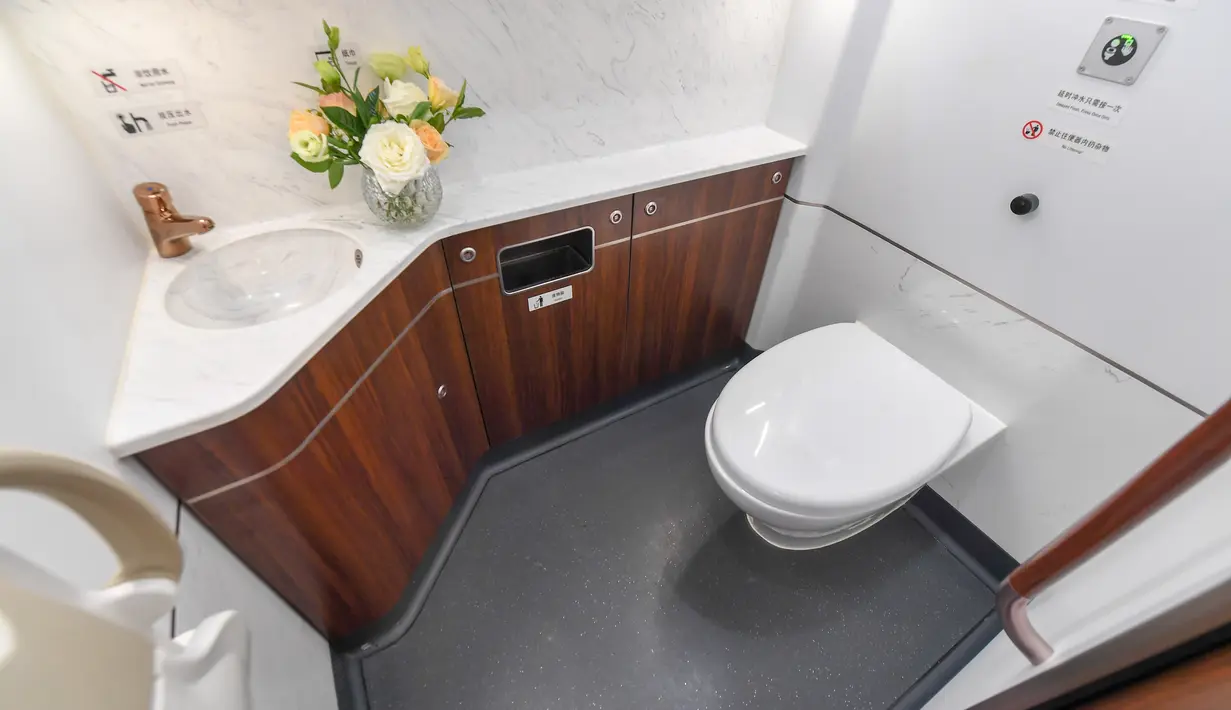 Toilet di dalam kereta cepat tipe baru yang dapat beroperasi pada sistem rel yang berbeda di Changchun, Provinsi Jilin, China timur laut (21/10/2020). Kereta dengan kecepatan standar 400 km per jam itu dikembangkan untuk mampu melintasi sistem rel yang berbeda di rute-rute internasional. (Xinhua/Zha