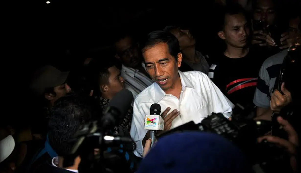 Meski demikian, Jokowi tak lantas menghindar, justru malah meladeni beberapa pertanyaaan wartawan seputar pencalonannya (Liputan6.com/Johan Tallo)